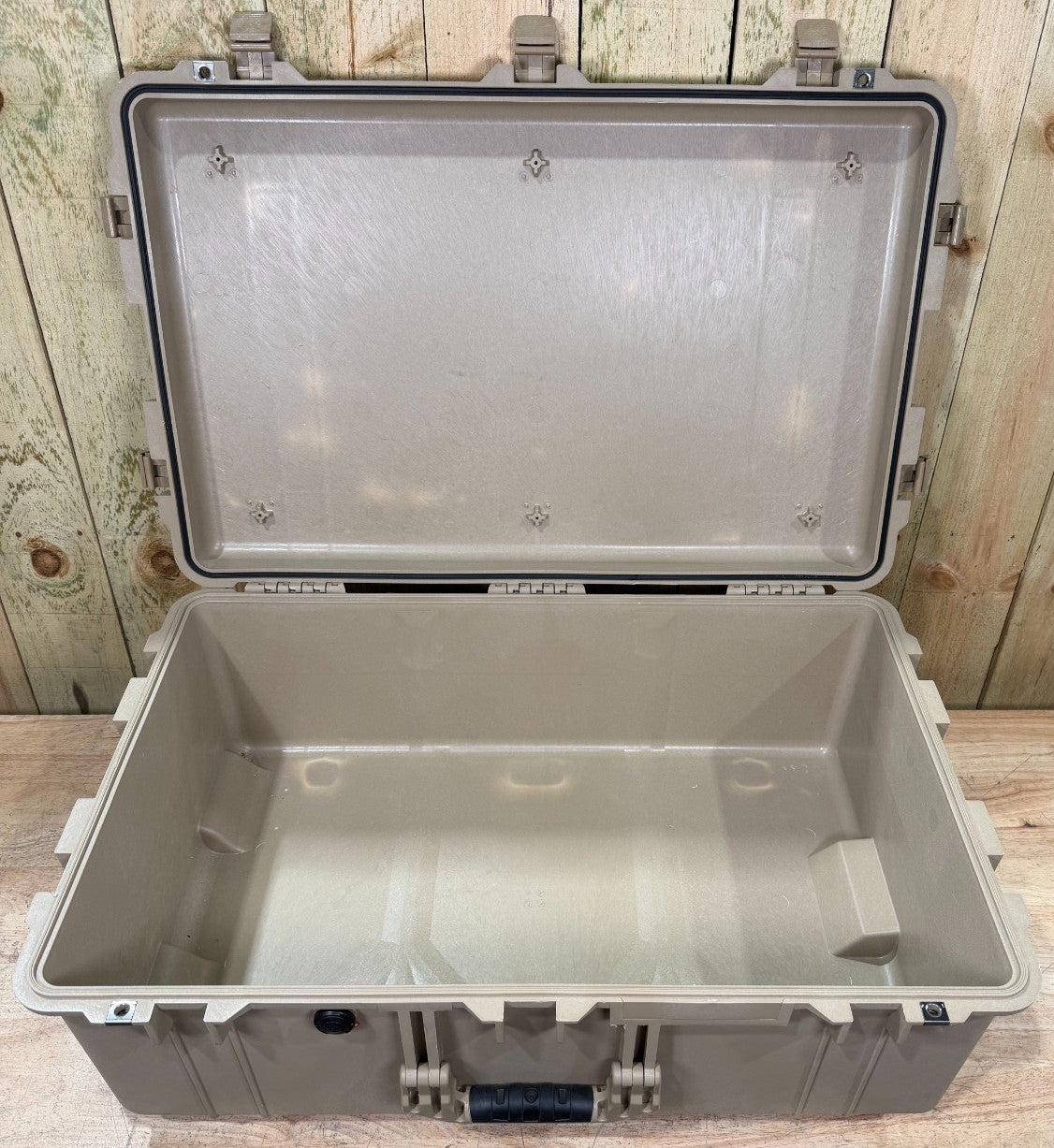 Pelican 1650 Protector Case Tan Rolling Waterproof Good Condition AB
