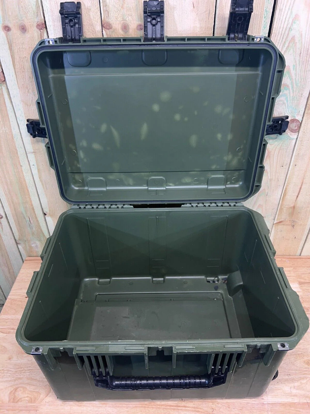 SKB 2317-14 iSeries Waterproof Rolling Case Green Good Condition A/B