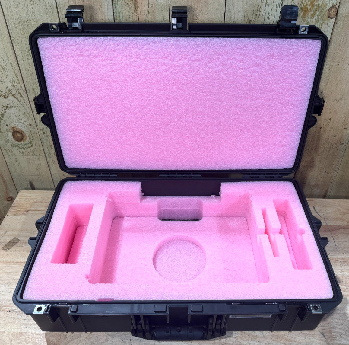 Pelican 1605 Air Waterproof Rolling Carry On Case Black Good Condition AB