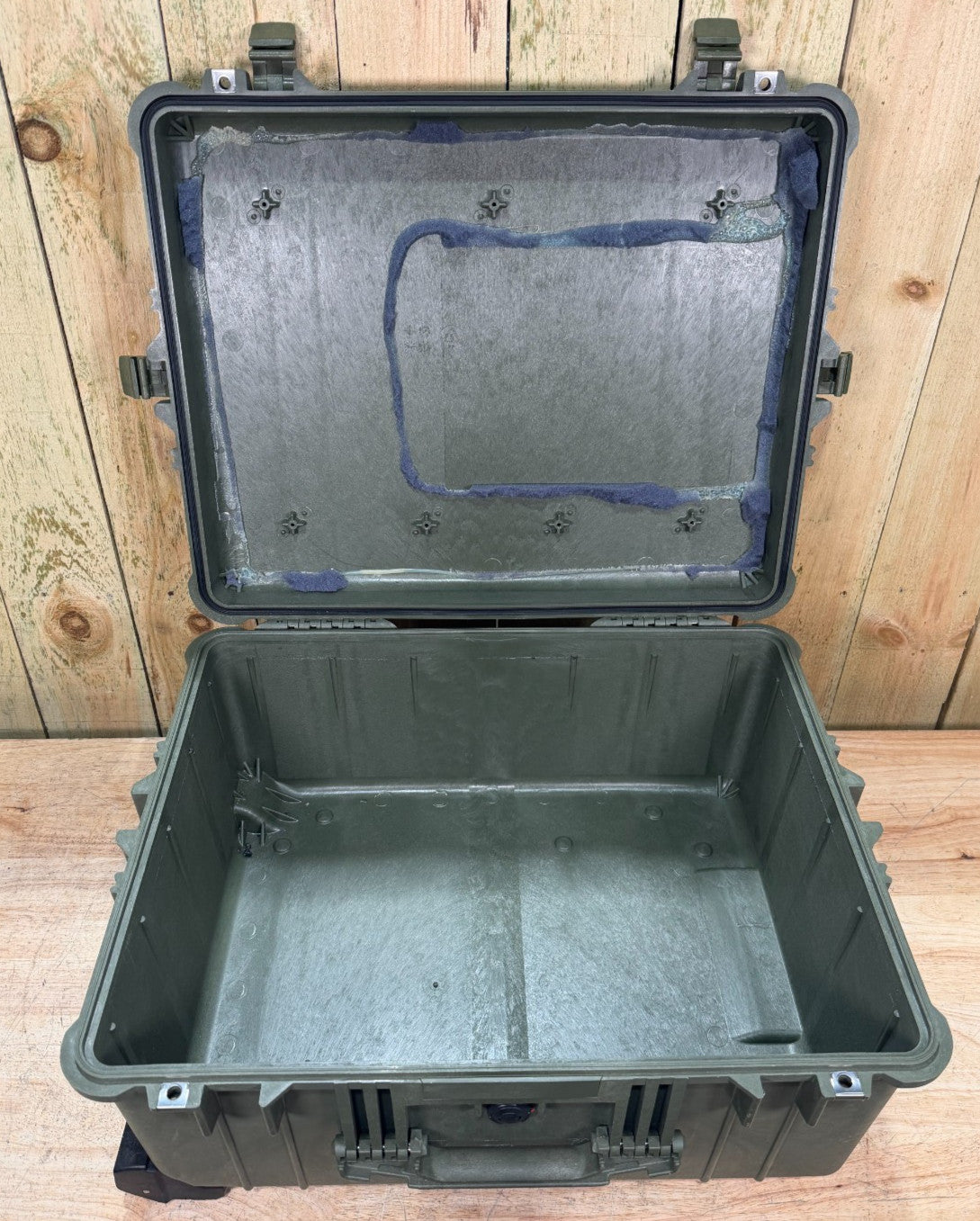 Pelican 1610 Waterproof Rolling Case Green Good Condition AB