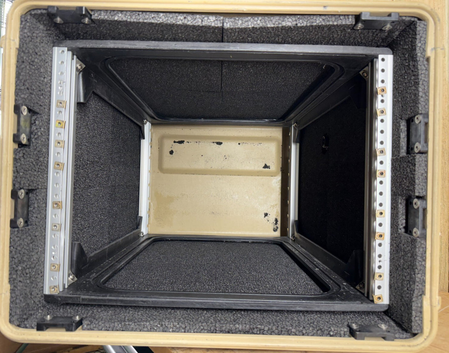 ECS Server Rack Rackmount 8U 19" X 24" Waterproof Storage Case W/ Rack Pelican
