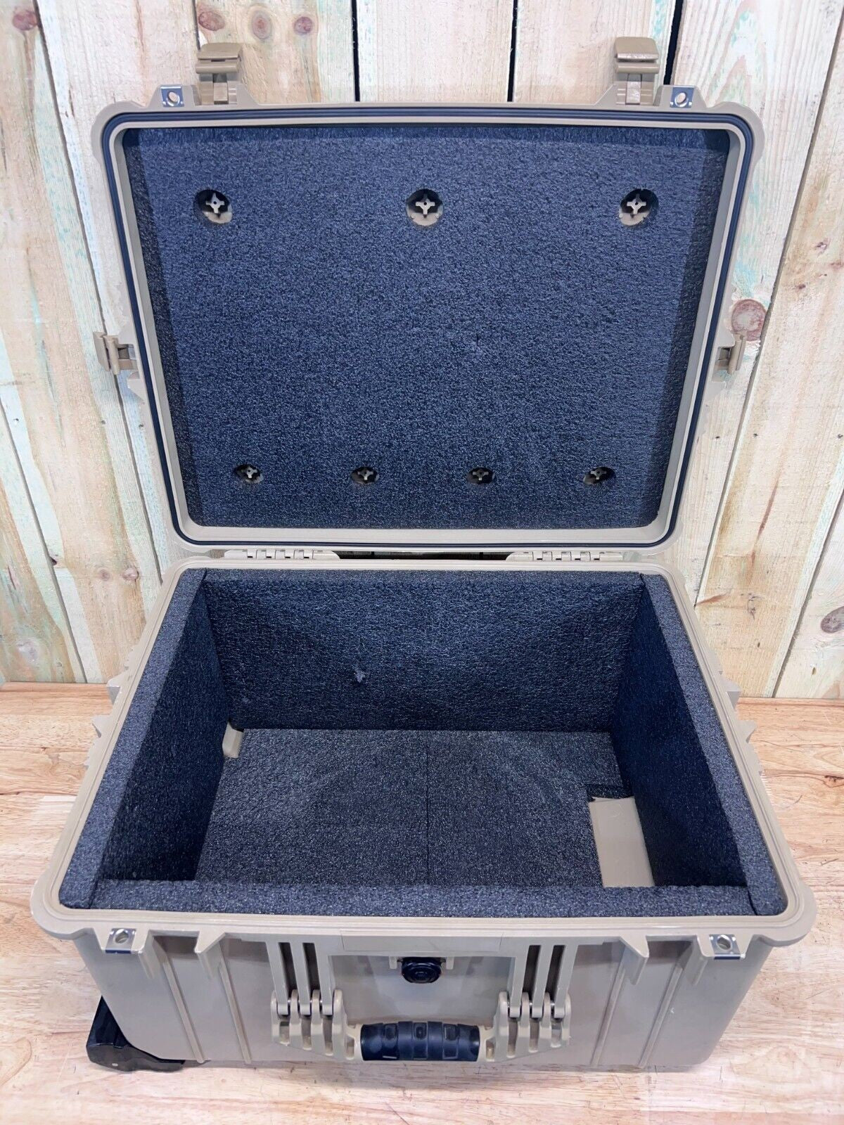 Pelican 1620 Hard Case Protector Rolling Desert Tan Good Condition AB