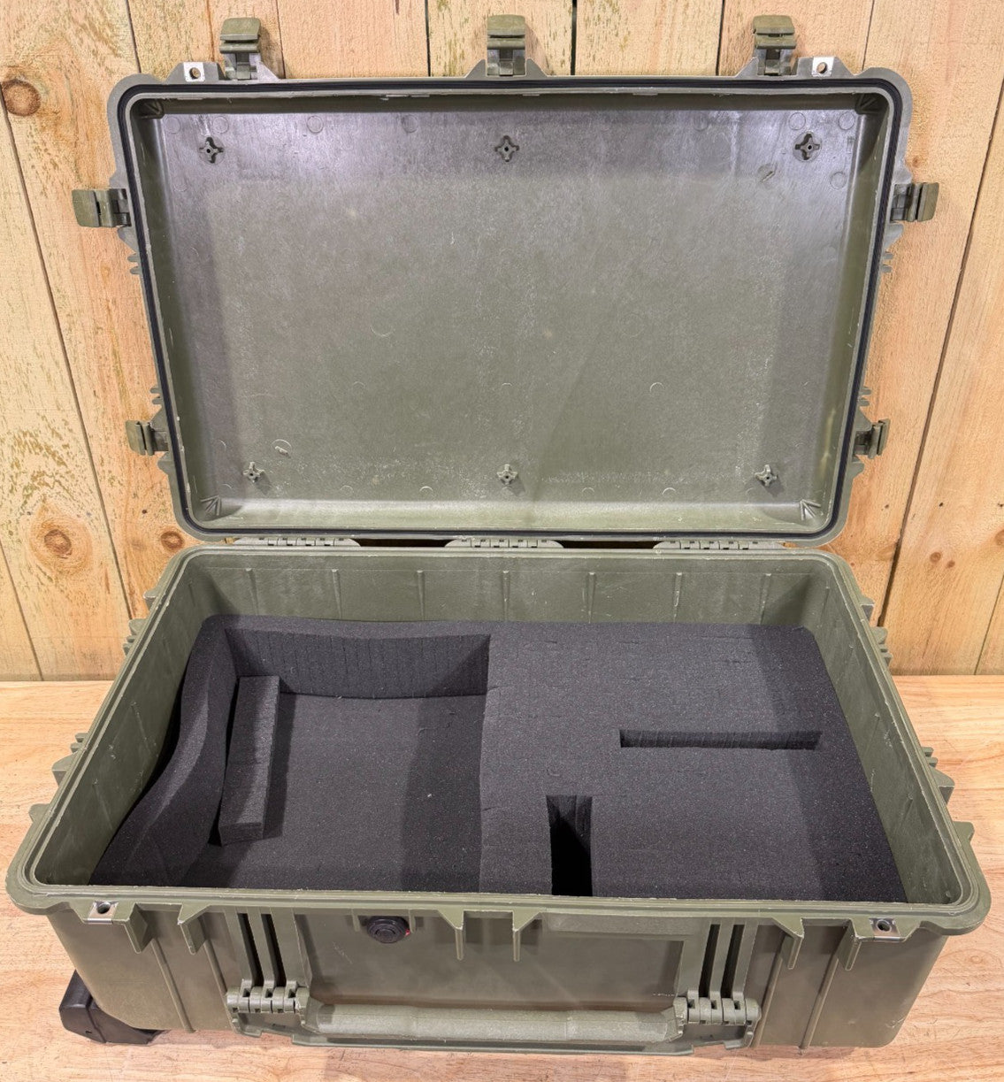 Pelican 1650 Protector Case Green Rolling Waterproof Good Condition AB Free Ship