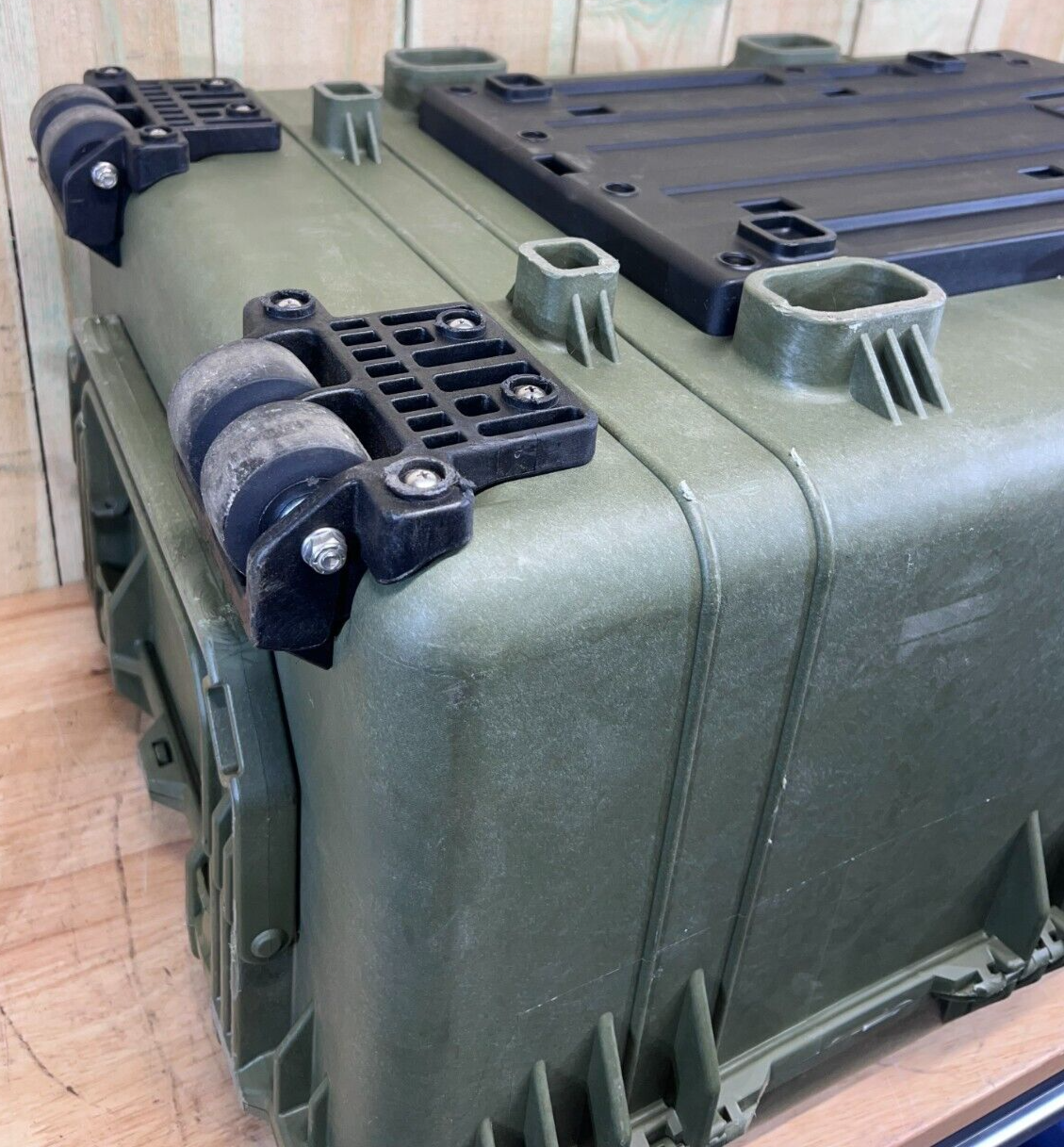 Pelican 1630 Protector Watertight Green Transport Case W/ Wheels AB