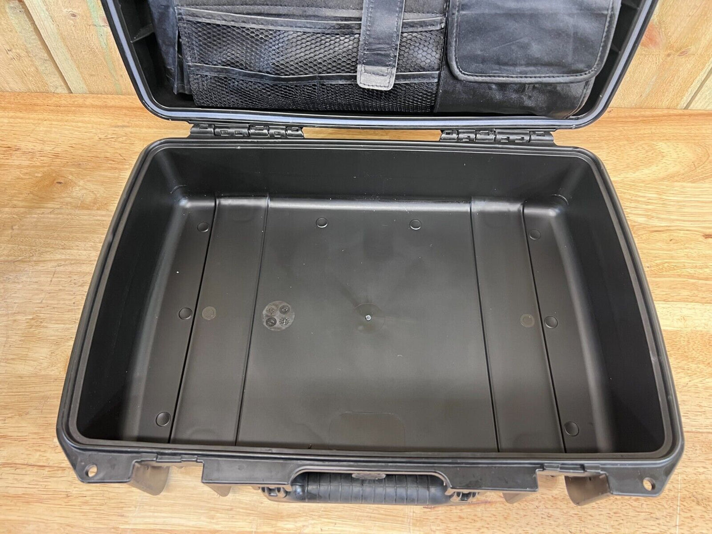 Pelican iM2370 Storm Case Waterproof Handheld Great Condition AB Laptop
