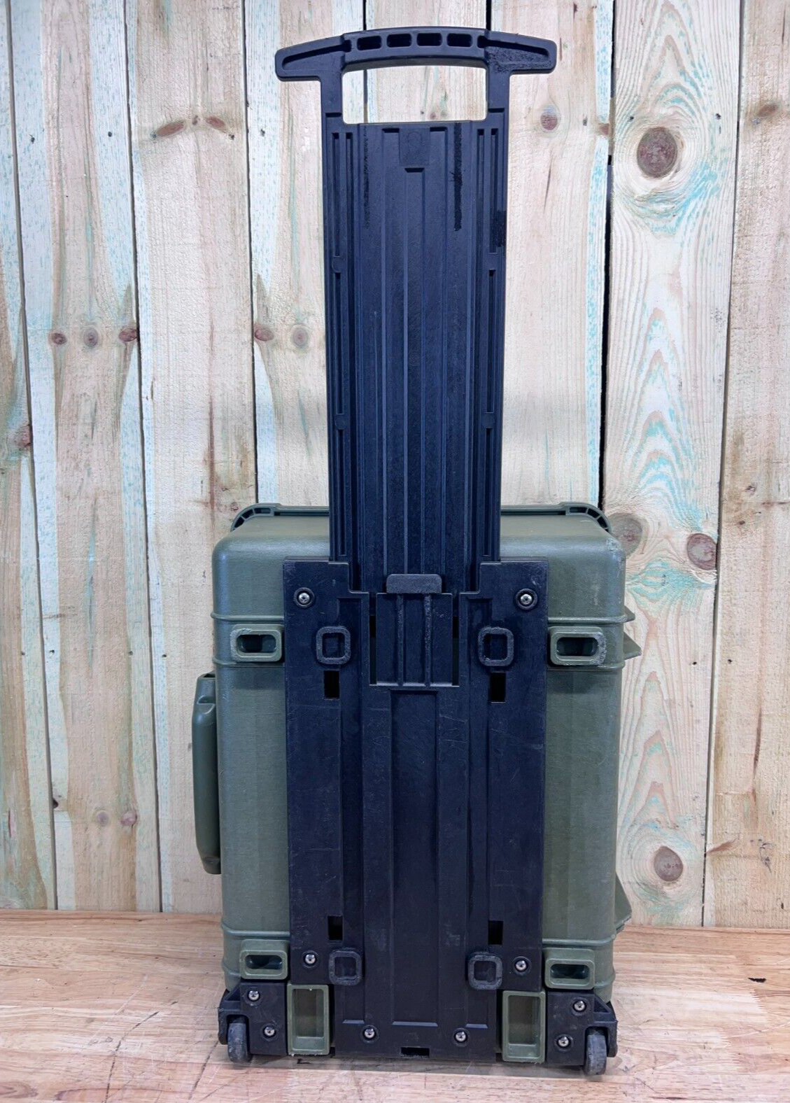 Pelican 1560 Waterproof Rolling Carry On Case Green Good Condition AB