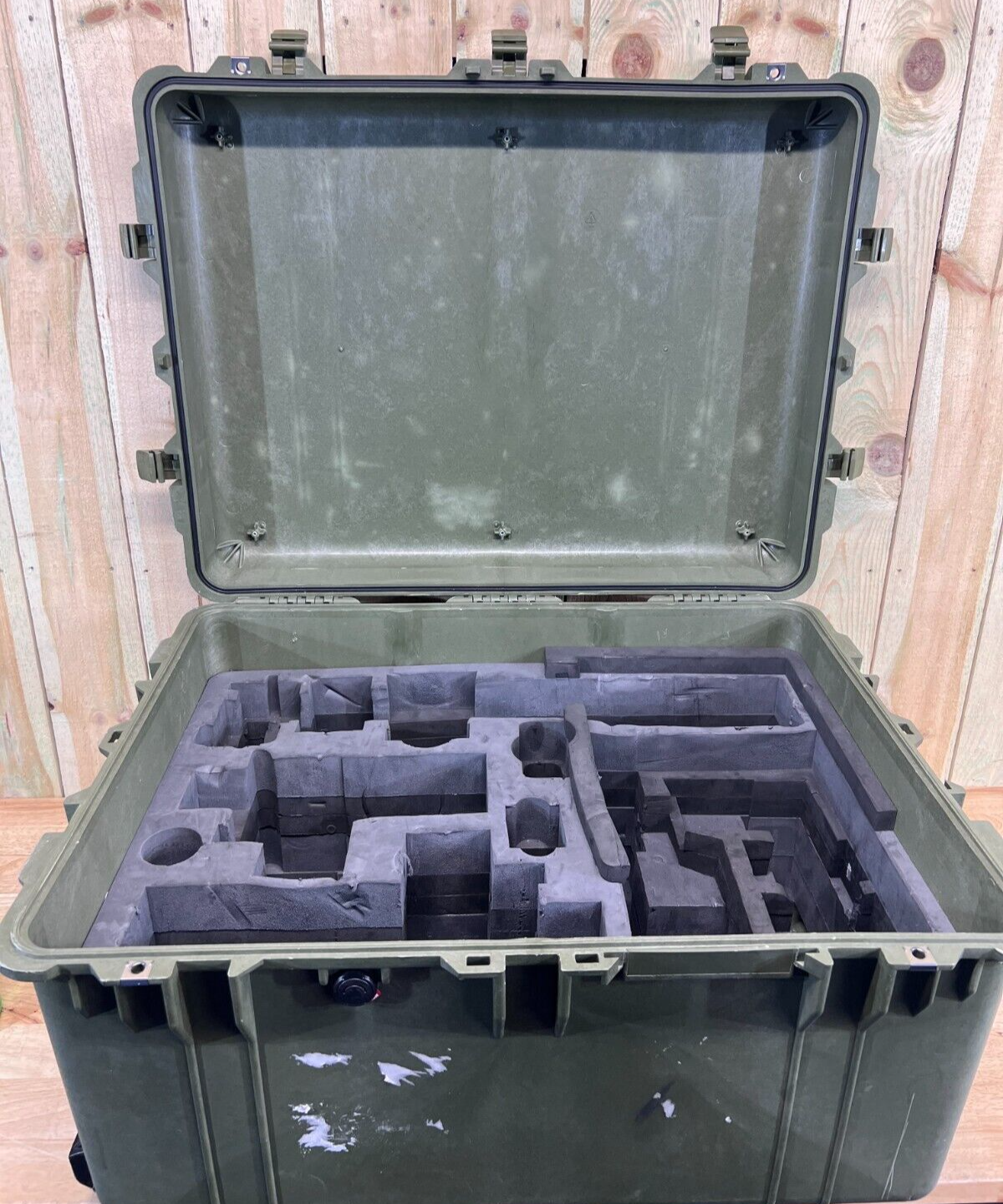 Pelican 1630 Protector Watertight Green Transport Case W/ Wheels AB