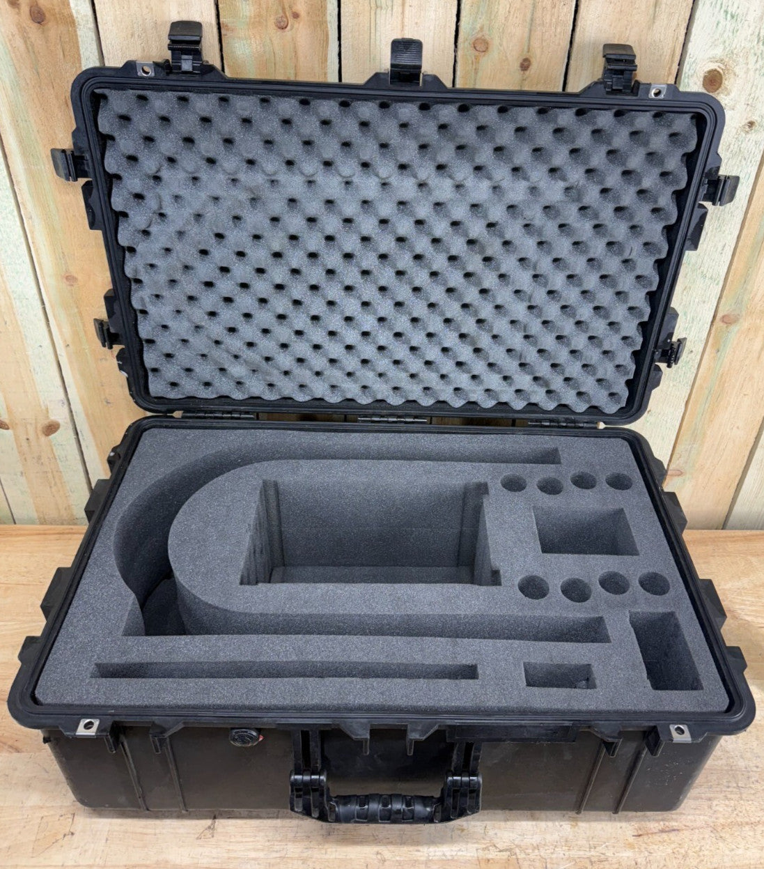 Pelican 1650 Protector Case Black Rolling Waterproof Good Condition AB Free Ship