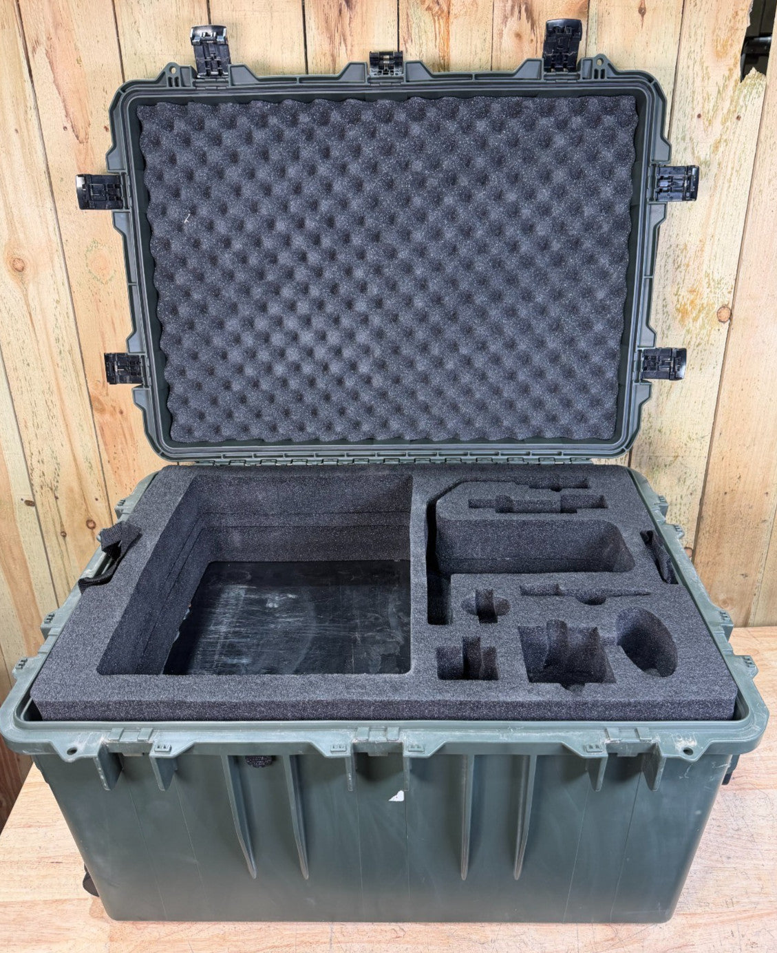 Pelican IM3075 Waterproof Rolling Carry On Case Green Used Condition BC