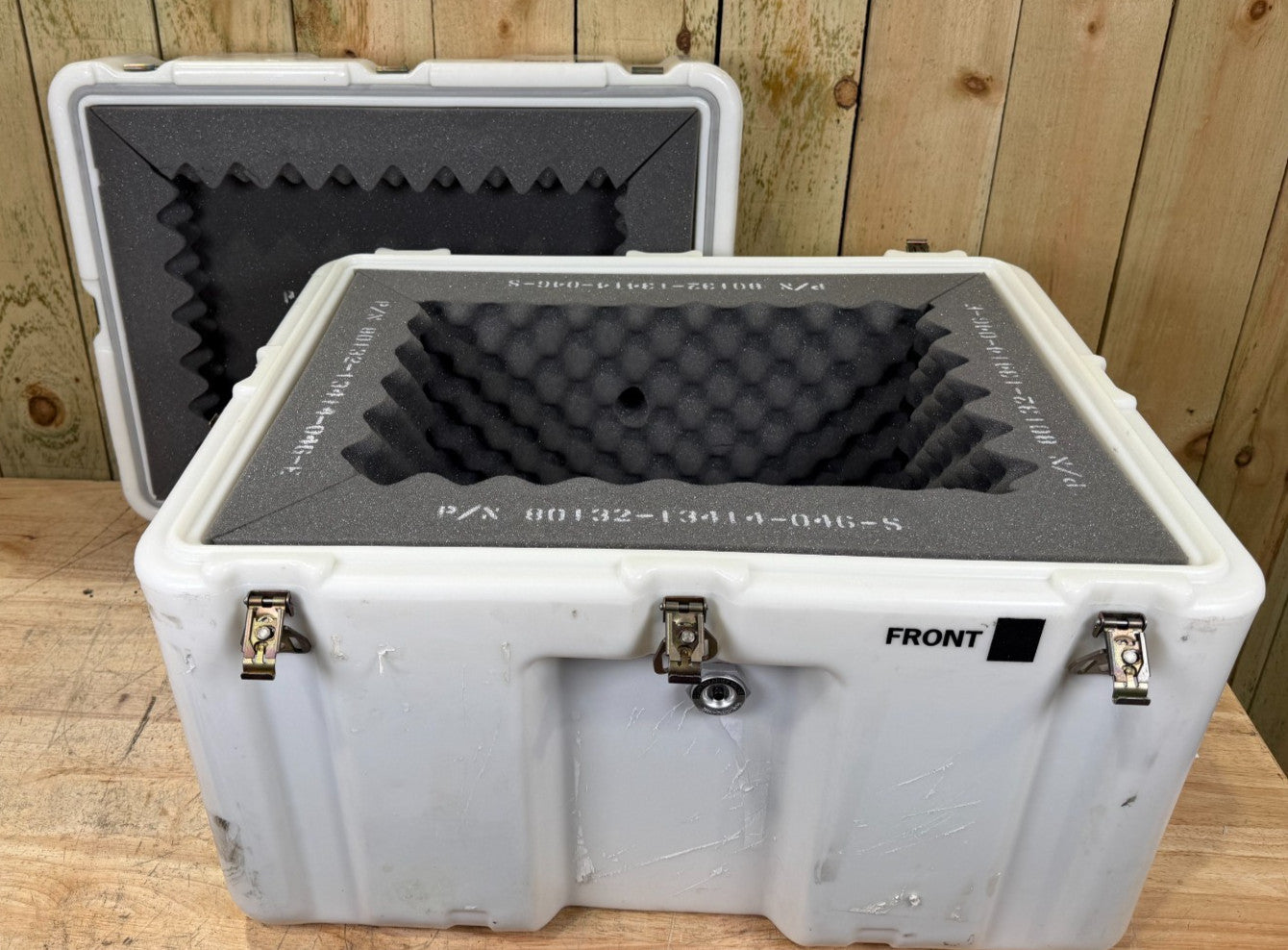 Pelican Hardigg 24.5x18.5x19" Footlocker White Case Military Waterproof