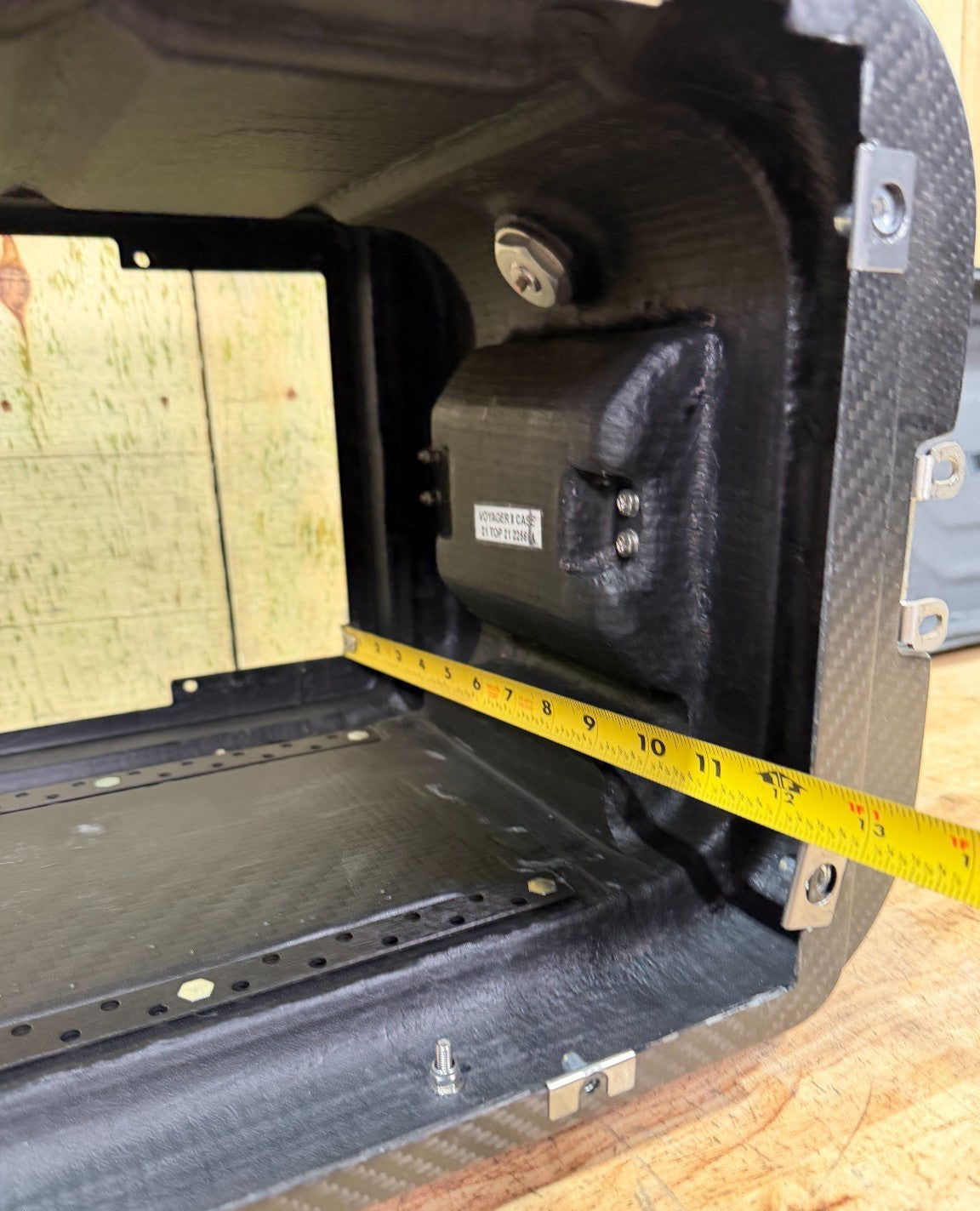 Voyager 8 Klas Carbon Fiber Rolling Storage Case Server Rack Style