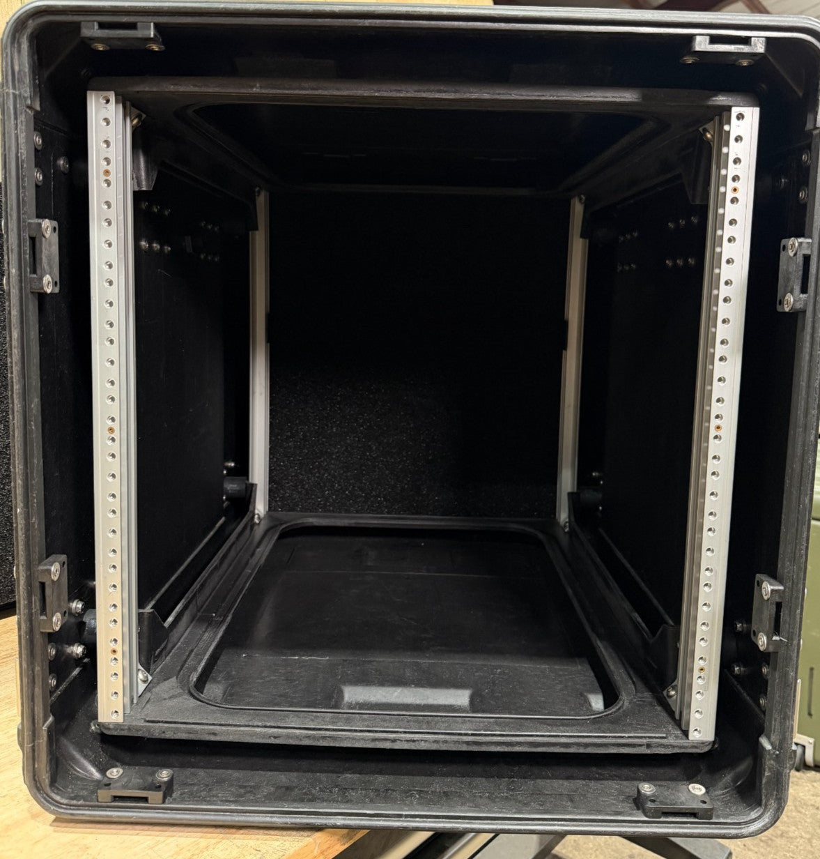 ECS Server Rack Rackmount 11U 19" X 24" Waterproof Storage Case W/ Rack Pelican