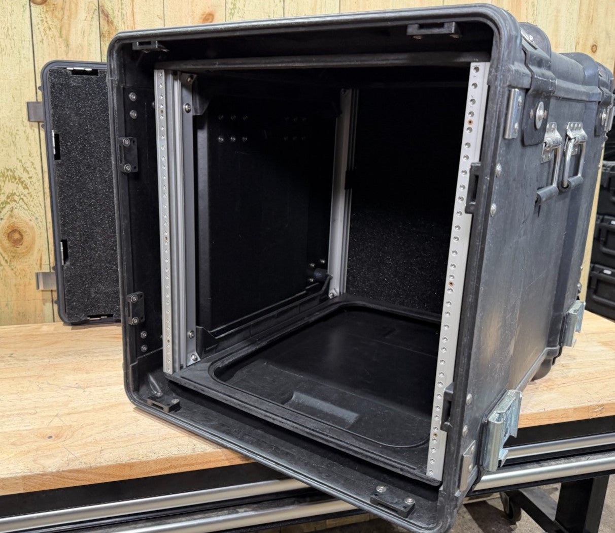 ECS Server Rack Rackmount 11U 19" X 24" Waterproof Storage Case W/ Rack Pelican