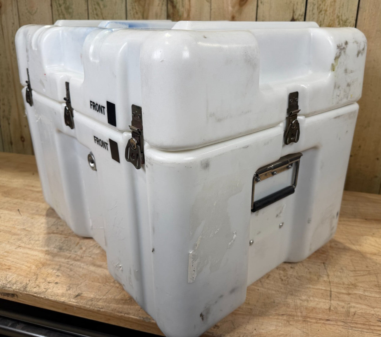 Pelican Hardigg 24.5x18.5x19" Footlocker White Case Military Waterproof