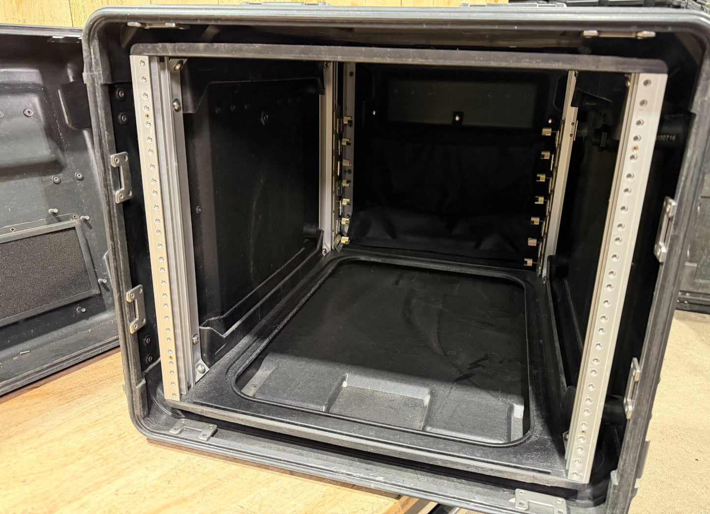 ECS Server Rack 24x19 9U Rack 42x22x20 Waterproof Storage Case Pelican
