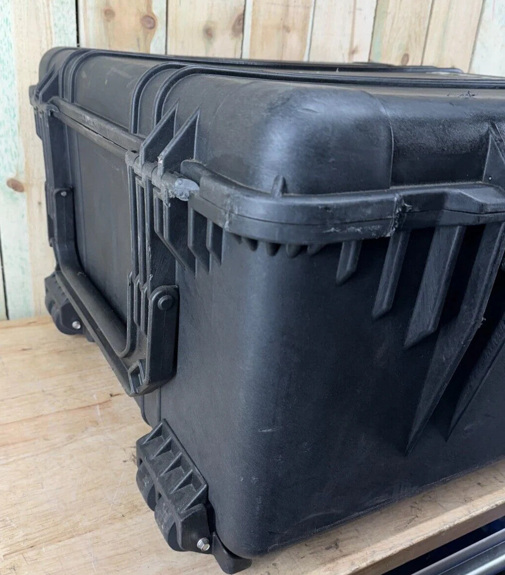 Pelican 1640 Protector Case Black Rolling Waterproof Good Condition AB