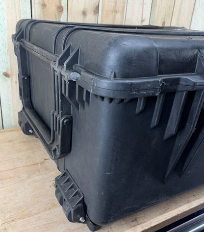 Pelican 1640 Protector Case Black Rolling Waterproof Good Condition AB