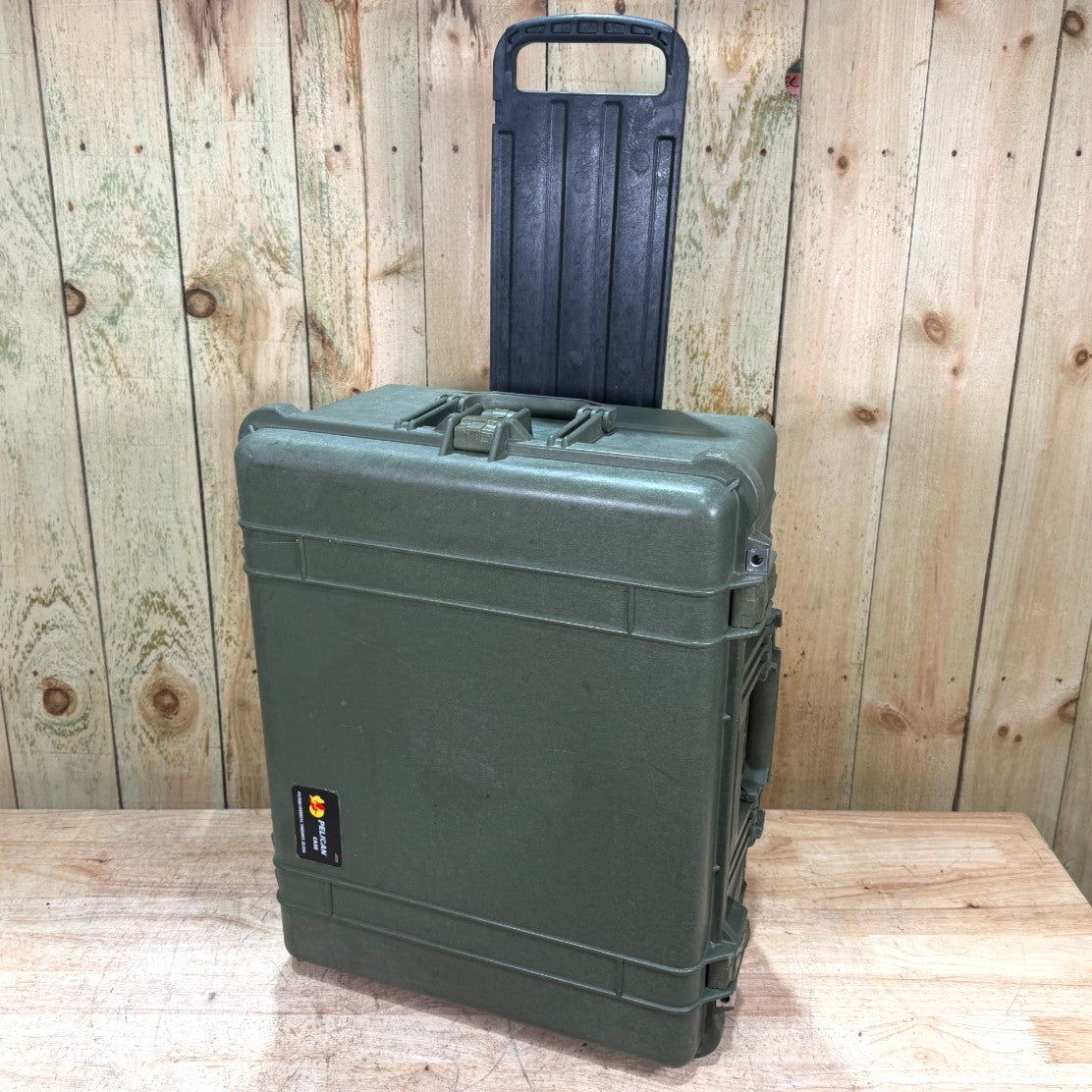 Pelican 1610 Waterproof Rolling Case Green Good Condition AB