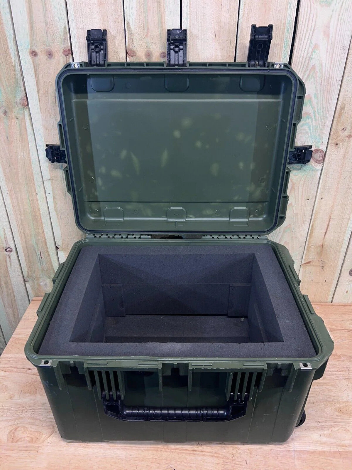 SKB 2317-14 iSeries Waterproof Rolling Case Green Good Condition A/B