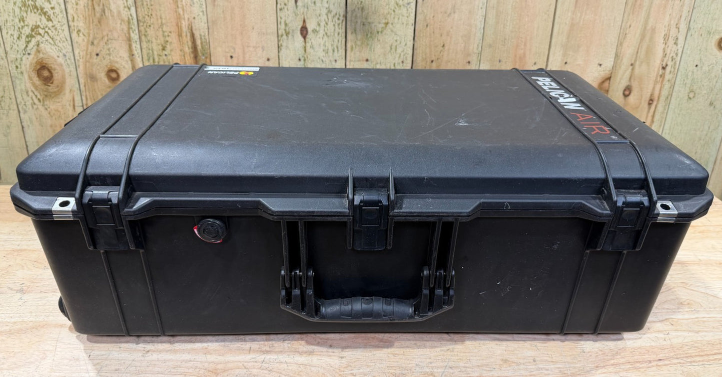Pelican 1615 Air  Waterproof Rolling Travel Case Black Good Condition AB