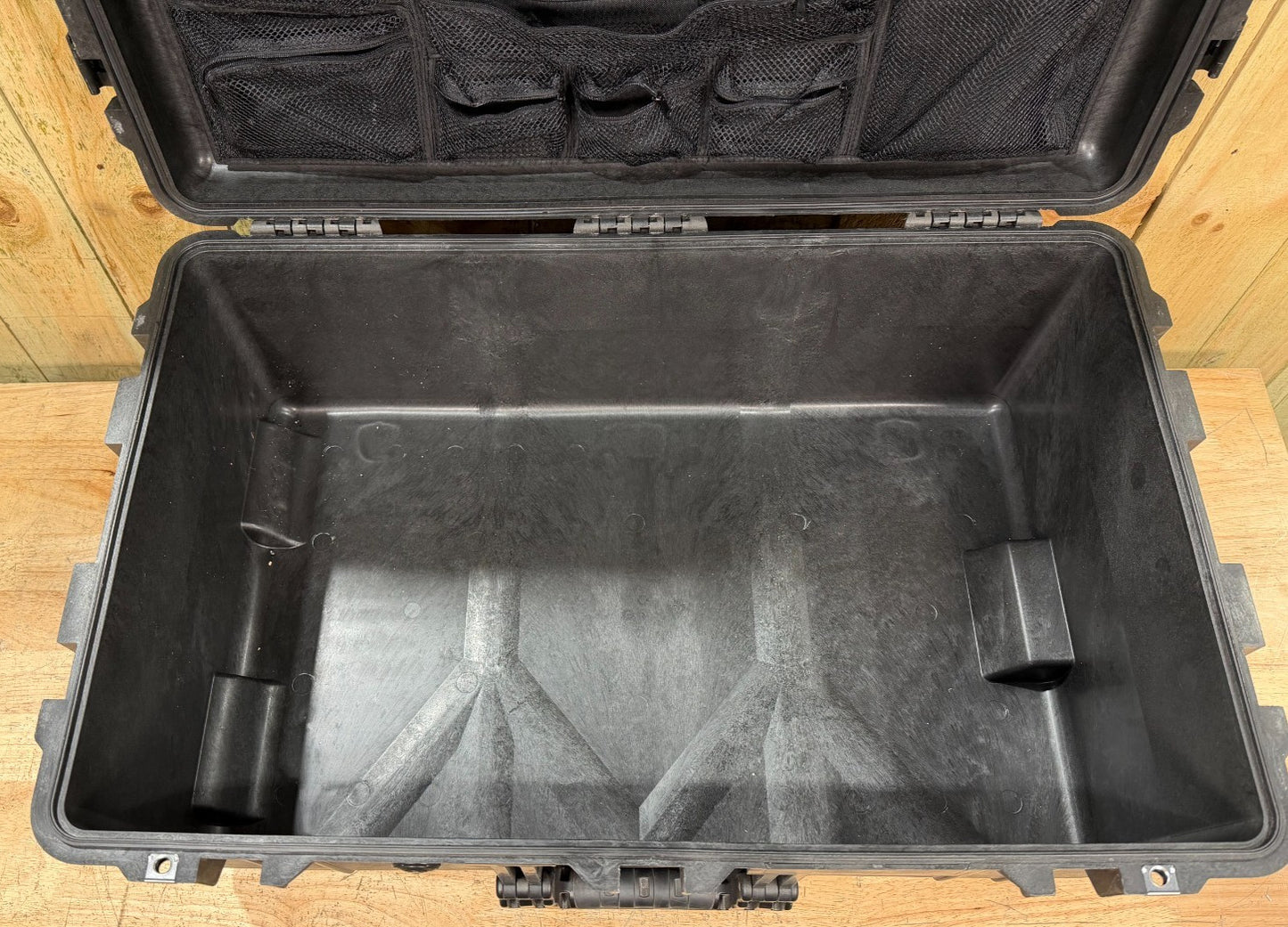Pelican 1650 Protector Case W/ Padded Foam and Lid Divider Set Black Rolling
