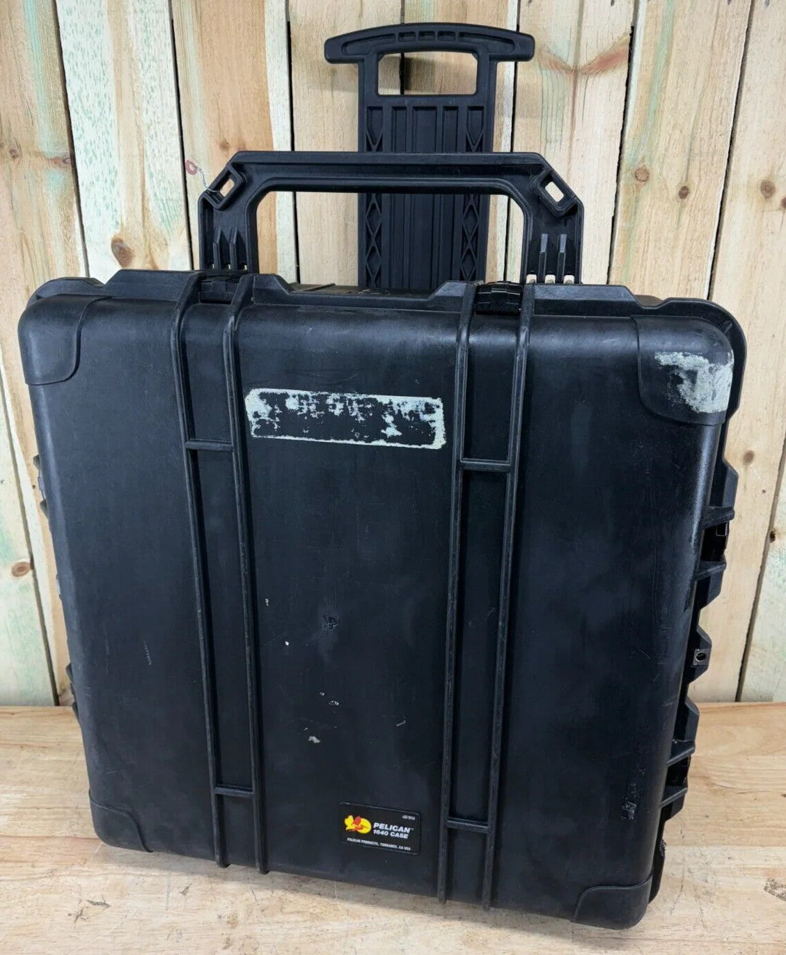 Pelican 1640 Protector Case Black Rolling Waterproof Good Condition AB