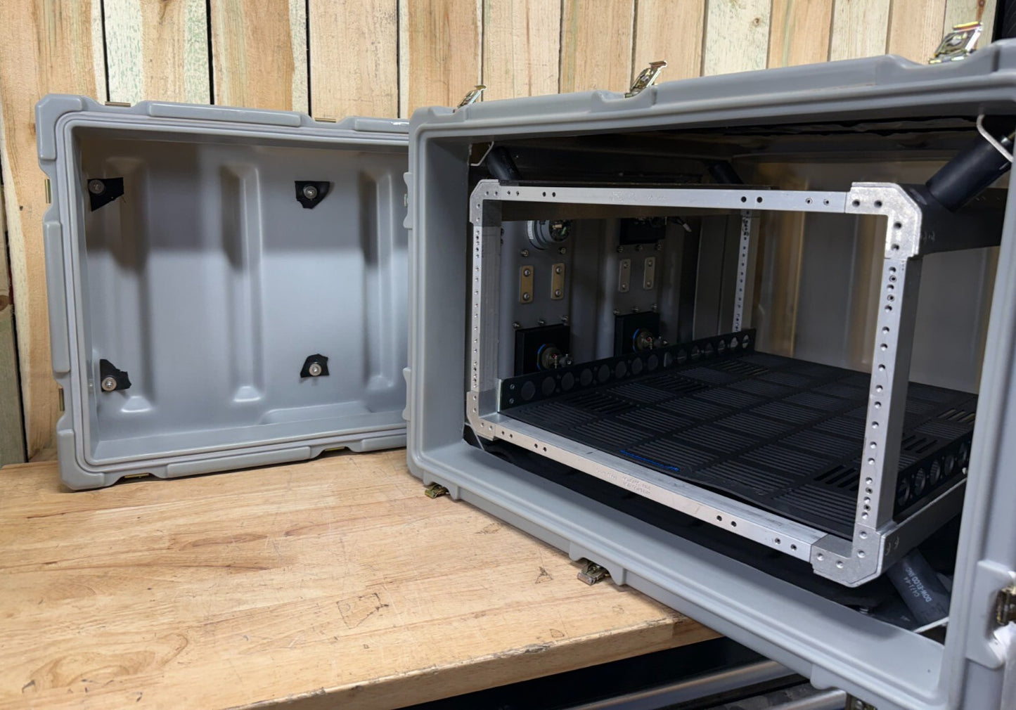 Hardigg Server Rack Rackmount 6U 19" X 25" Waterproof Storage Case W/ Rack