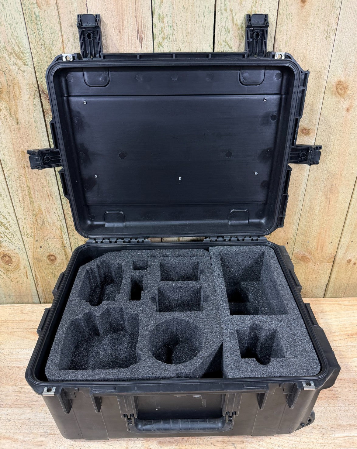 SKB 2217-10 iSeries Waterproof Rolling Case Black Good Condition A/B