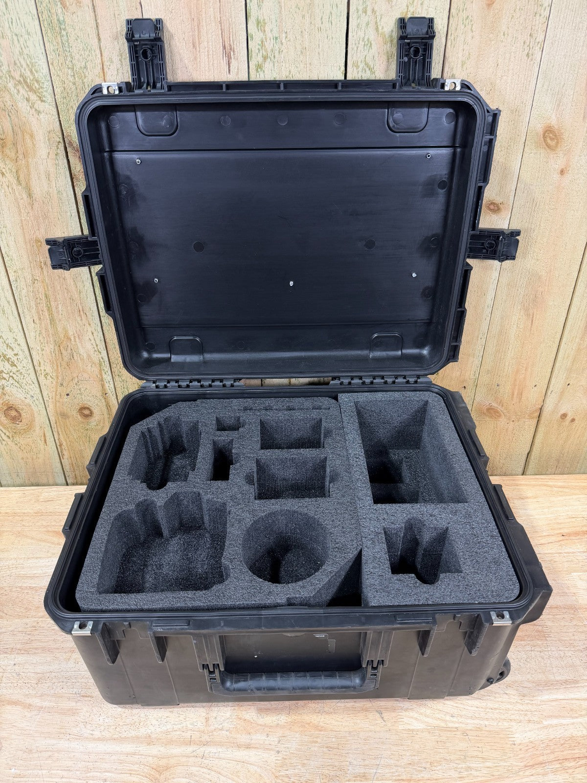 SKB 2217-10 iSeries Waterproof Rolling Case Black Good Condition A/B