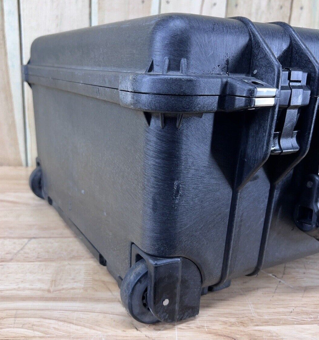 Pelican 1560 Waterproof Rolling Carry On Case Black Good Condition AB