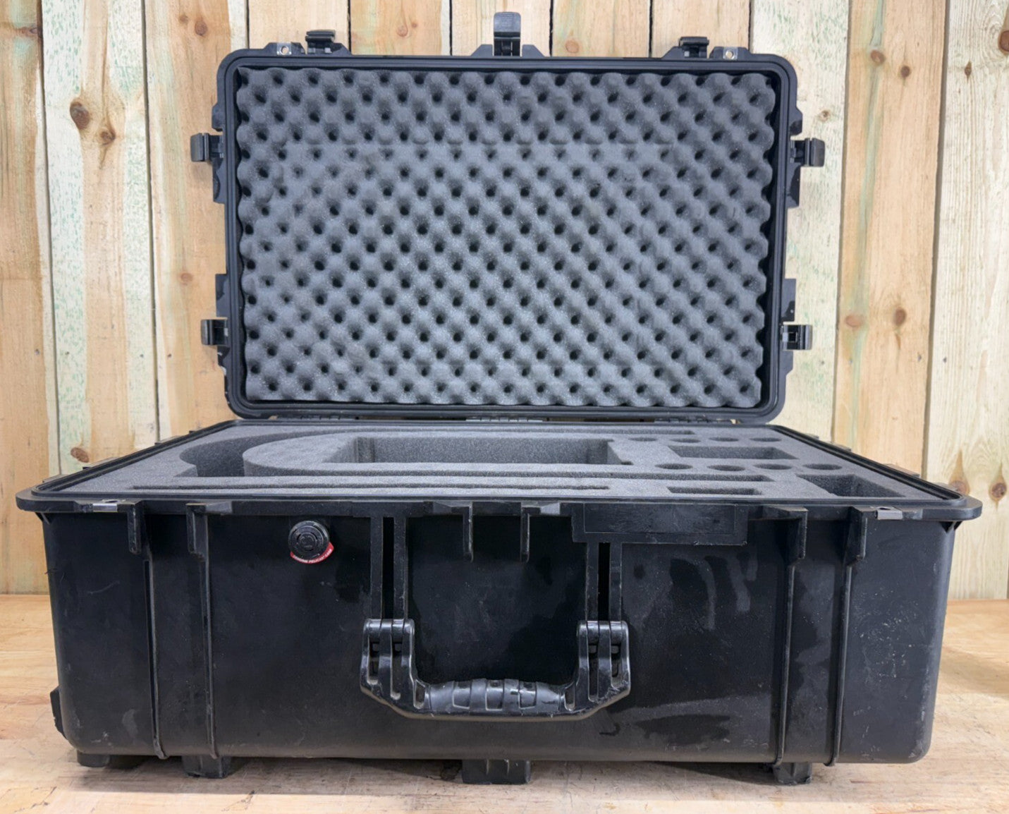 Pelican 1650 Protector Case Black Rolling Waterproof Good Condition AB Free Ship