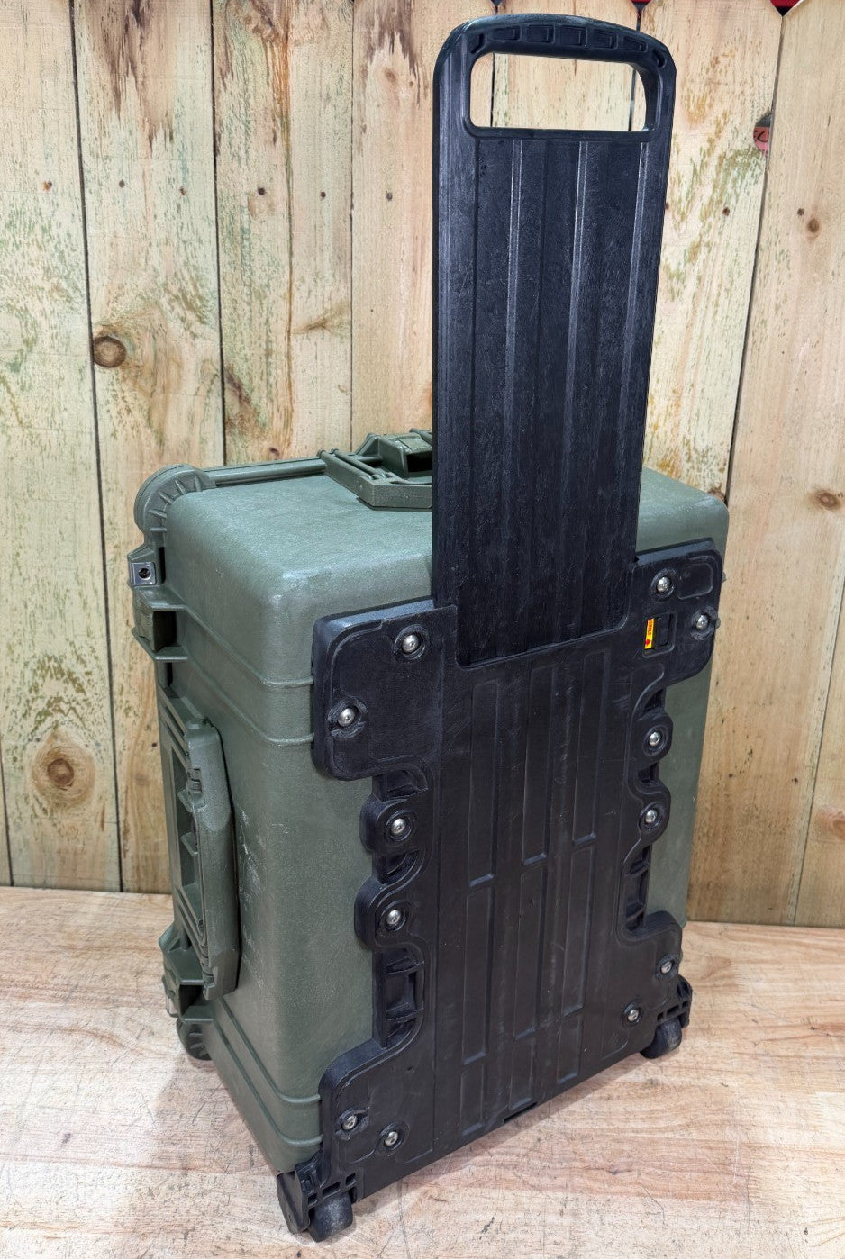 Pelican 1610 Waterproof Rolling Case Green Good Condition AB