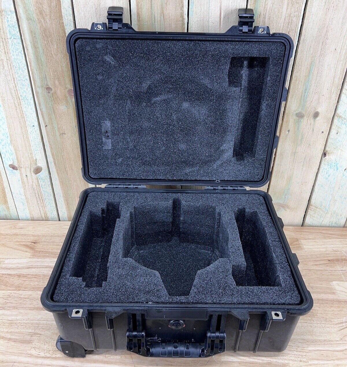 Pelican 1560 Waterproof Rolling Carry On Case Black Good Condition AB