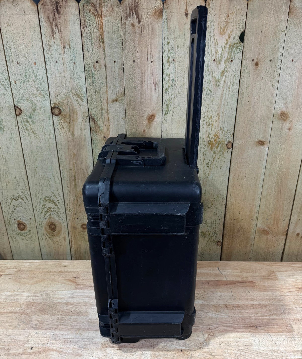 SKB 2217-10 iSeries Waterproof Rolling Case Black Good Condition A/B