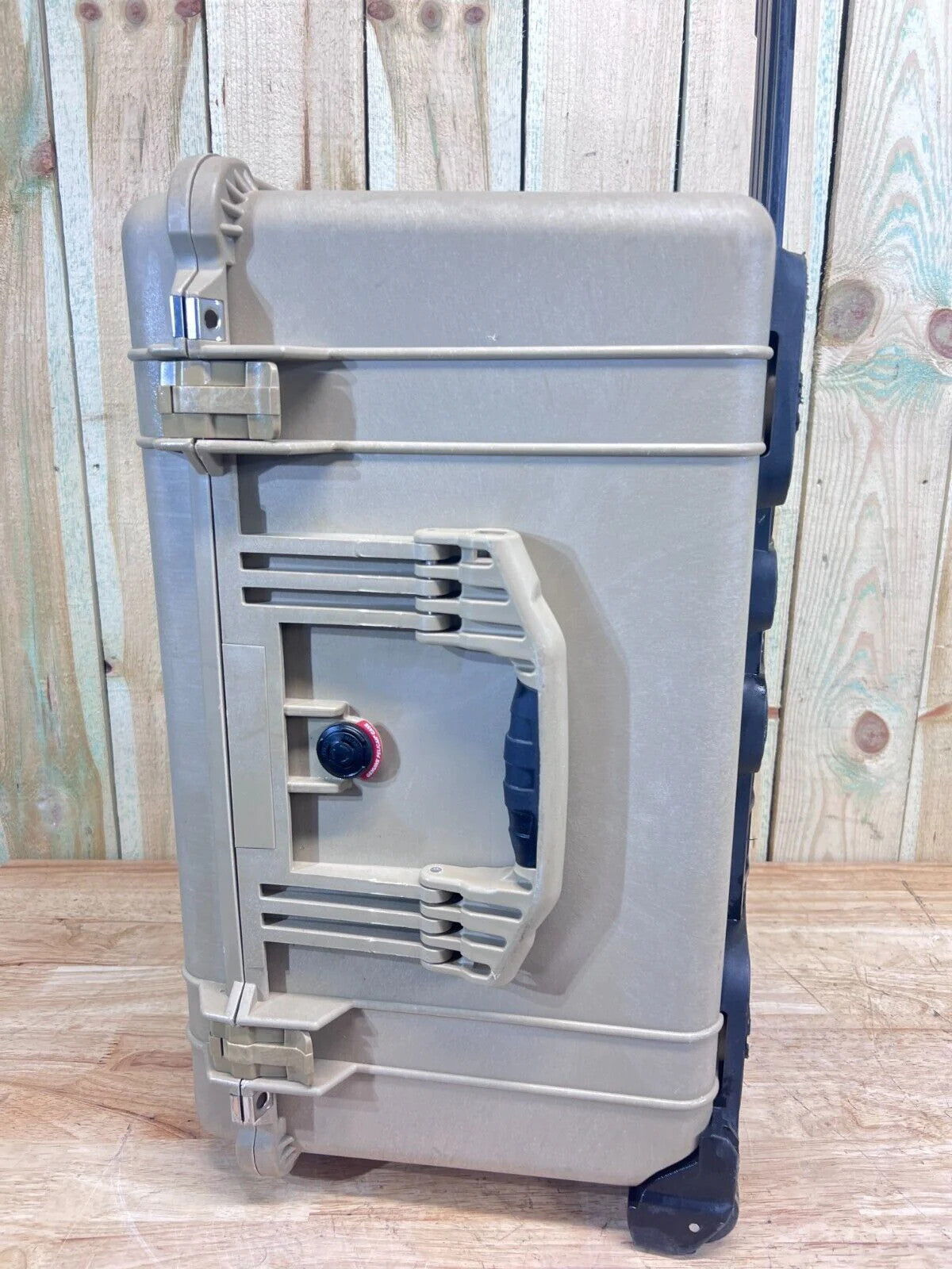 Pelican 1620 Hard Case Protector Rolling Desert Tan Good Condition AB