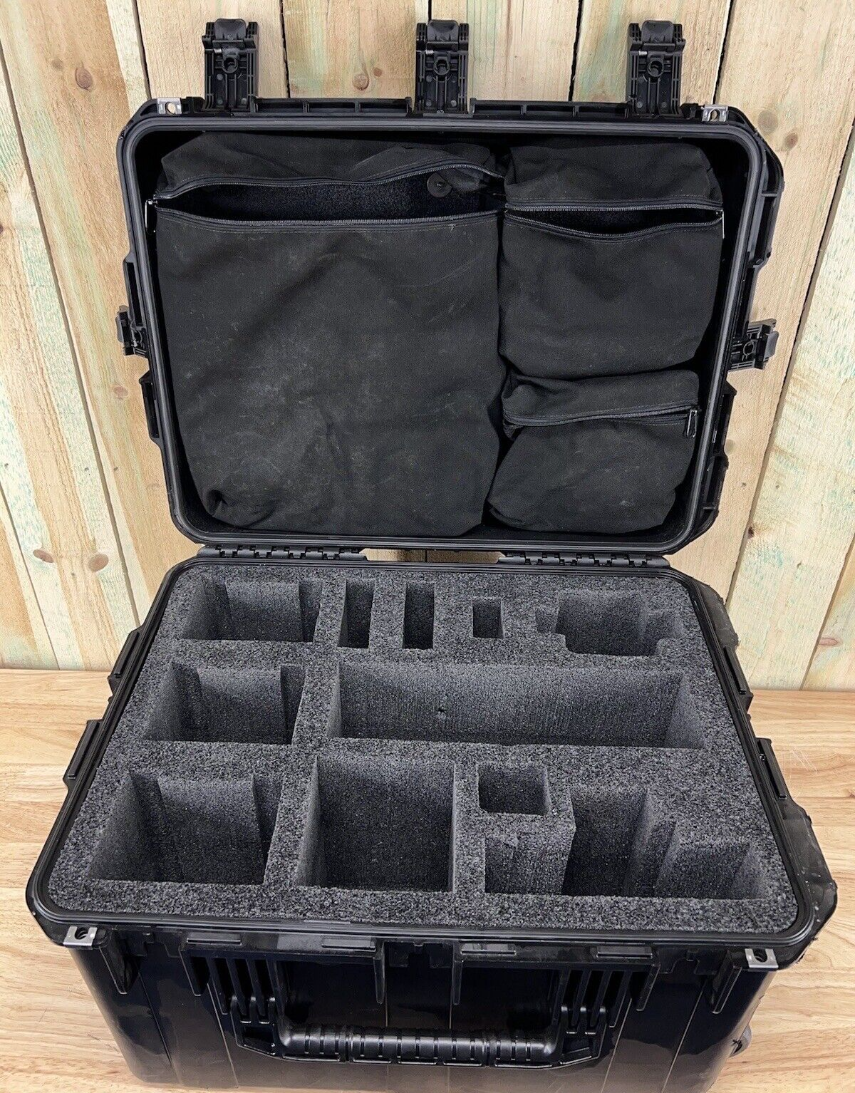 SKB 2317-14 iSeries Waterproof Rolling Case Black Good Condition A/B Free Ship