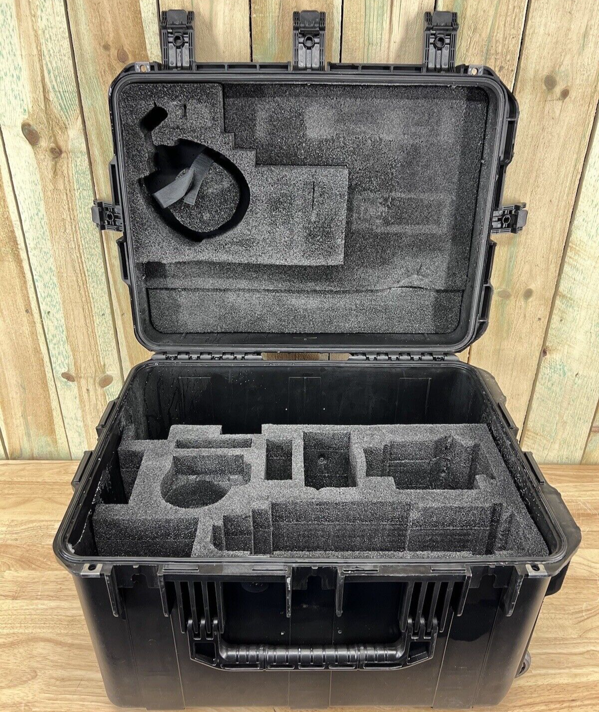 SKB 2317-14 iSeries Waterproof Rolling Case Black Good Condition A/B Free Ship