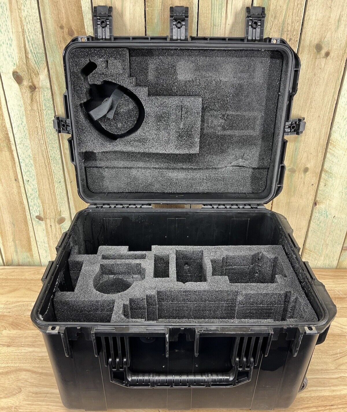 SKB 2317-14 iSeries Waterproof Rolling Case Black Good Condition A/B
